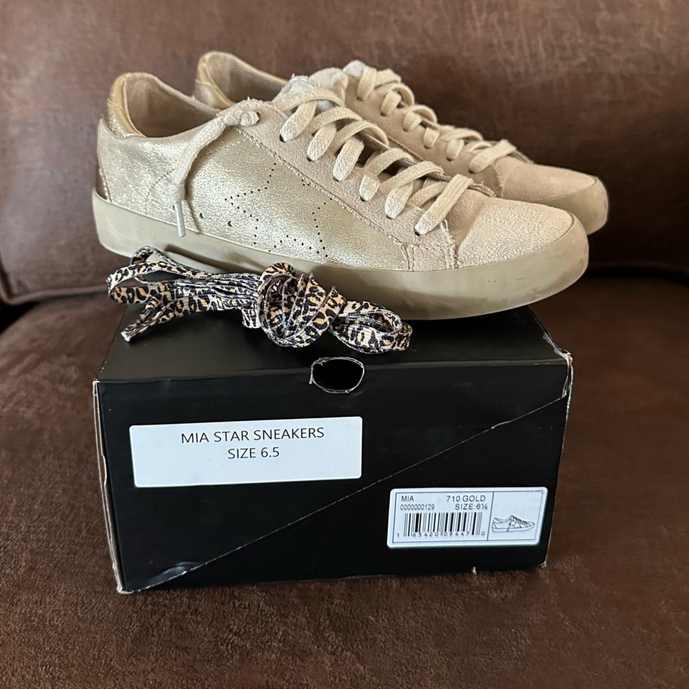 ShuShop Gold Sneakers Minimalist Design with Lace-Up Closure